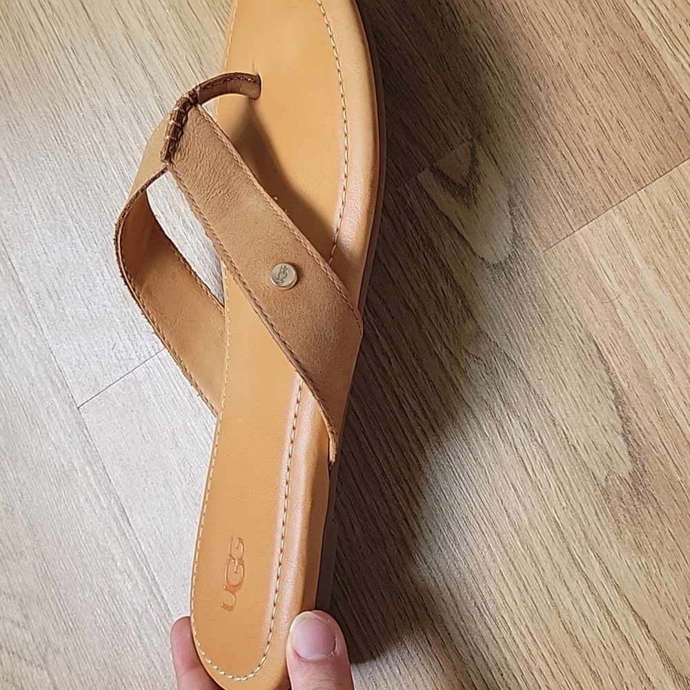 UGG Carey Flip Slide size 9 - Picture 2 of 6